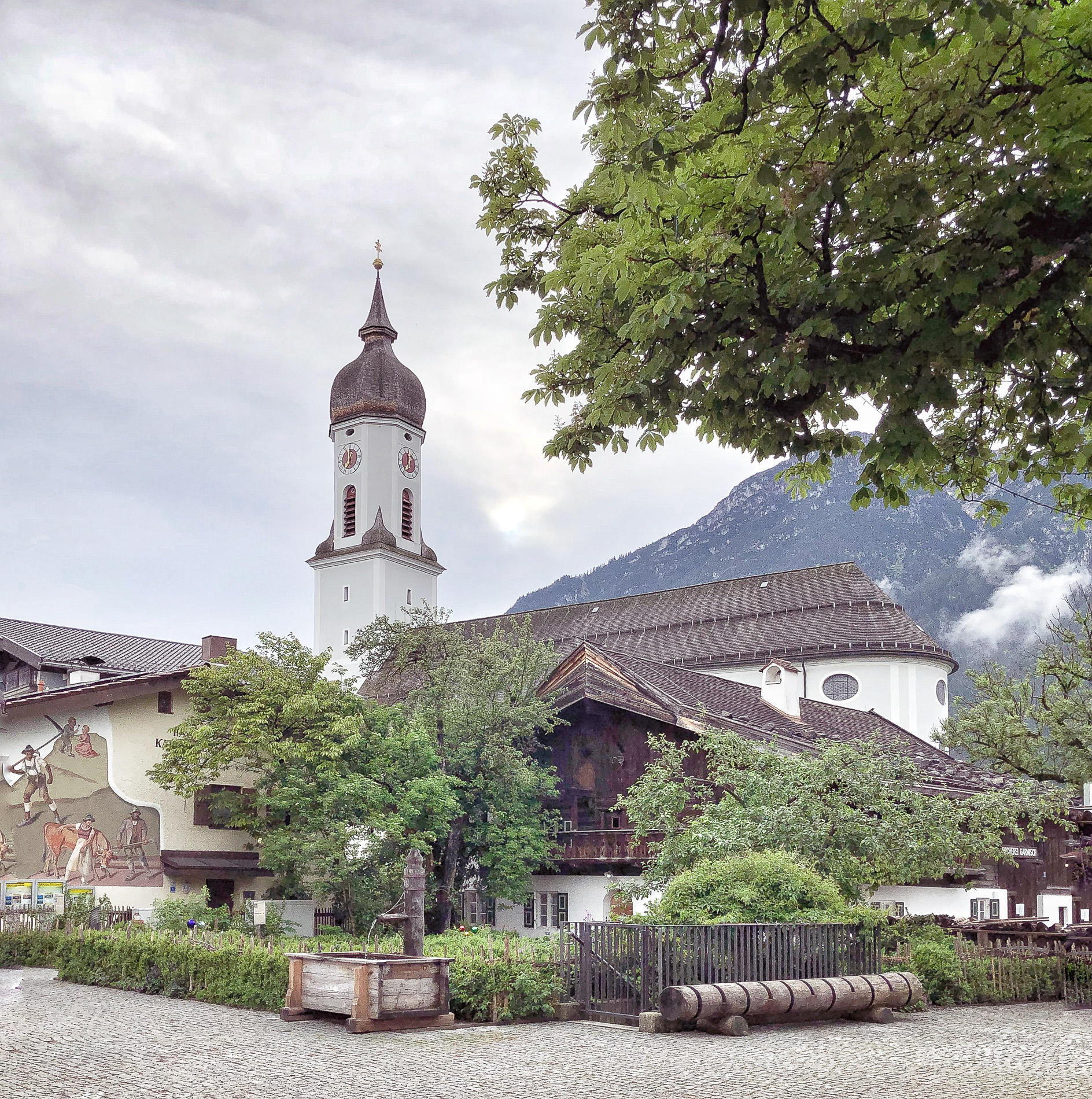 Quartier-Lodge-Garmisch-Partenkirchen-Dorfplatz
