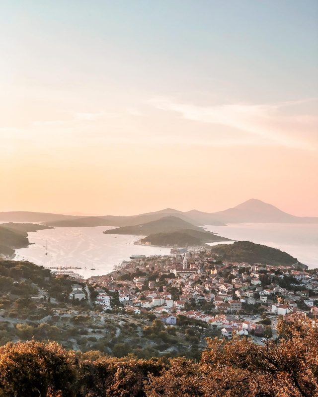 How grateful I am for having had the chance to travel at least within Europe this summer – especially when you see more and more chances diminishing for a vacation abroad for the upcoming autumn holidays. Do you currently have travel plans or did you also have to throw them all overboard?