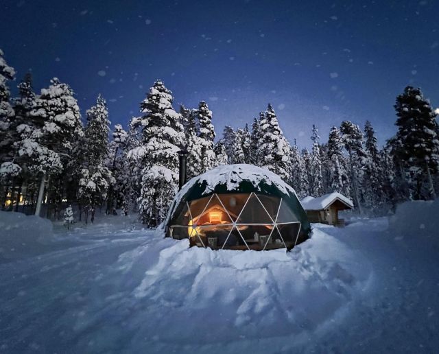Was it cold? Oh yeah! Minus 33 degrees. Without firing up the wood stove all night, it would have been quite frosty. But under the thick duvets and thanks to the merino “Unterbux”, only the tip of my nose got cold. But it didn't matter anyway, because I had been looking forward to this last night in the Aurora Glamping Dome for nine days. And it was magical! All night long, the stars twinkled in the sky and later the Northern Lights had a party and danced non-stop for us. Have you ever experienced such magical nights?